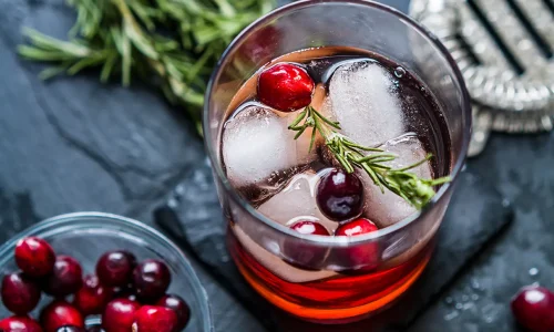 Foto von einem cocktail mit Beeren und Eis